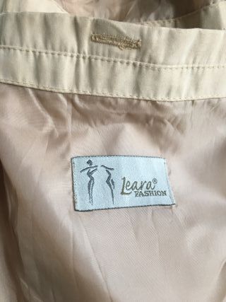 Gabardina beige con capucha