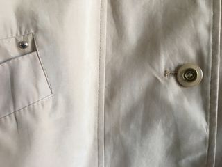 Gabardina beige con capucha