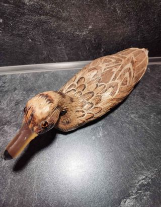 Figura decorativa de pato de madera