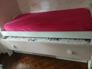 Cama nido con con tres cajones.