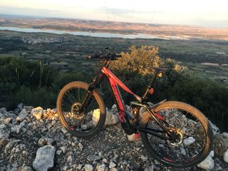 Bicicleta eléctrica Cube stereo hibrid 29”