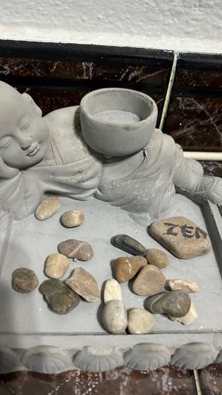 Figura Buda Zen con Piedras y Rastrillo