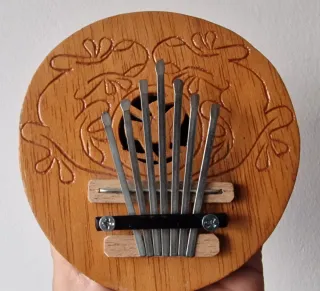 Kalimba de madera con diseño de ranas