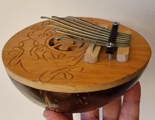 Kalimba de madera con diseño de ranas