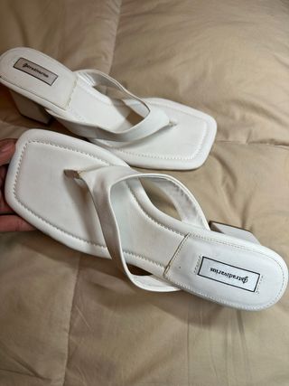Sandalias blancas tacón cuadrado