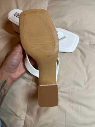 Sandalias blancas tacón cuadrado