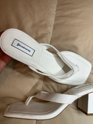 Sandalias blancas tacón cuadrado