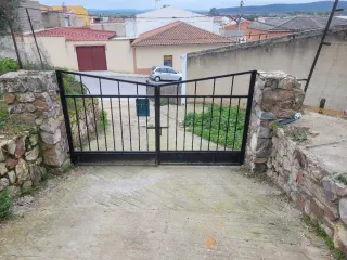Puerta metálica entrada campo/finca