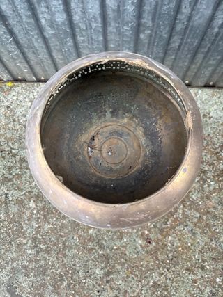 Macetero antiguo de latón