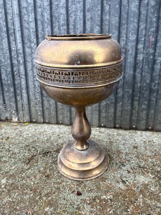 Macetero antiguo de latón