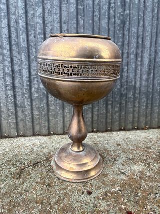 Macetero antiguo de latón