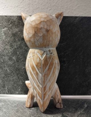 Búho de madera tallado a mano