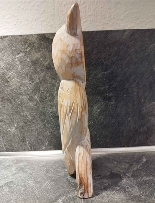 Búho de madera tallado a mano