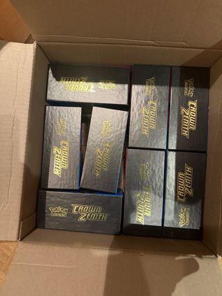 Caja ETB Crown Zenith Pokémon abierta