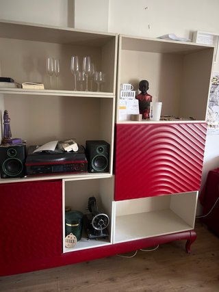 Librería modular roja y blanca