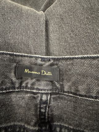 Pantalones vaqueros grises anchos.