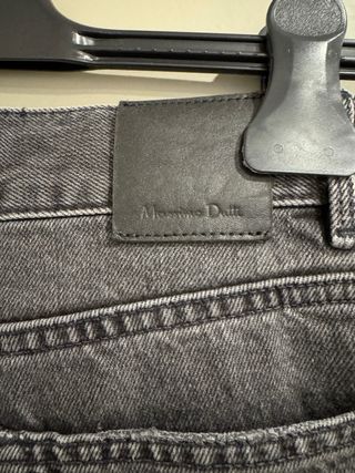 Pantalones vaqueros grises anchos.