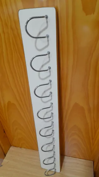 Colgador de pared con ganchos. 102 cm de largo
