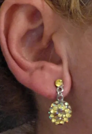 Pendientes dorados con pedrería amarilla