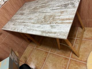 Mesa de estudio plegable en tonos madera