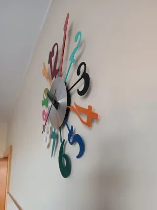 Reloj de pared moderno números de colores