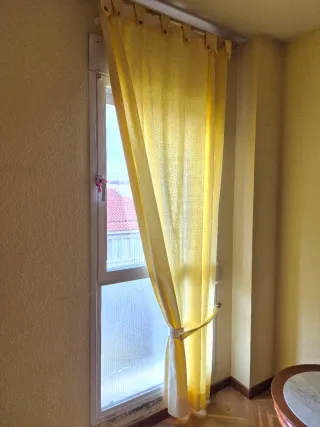 Cortinas amarillas de tela con barra