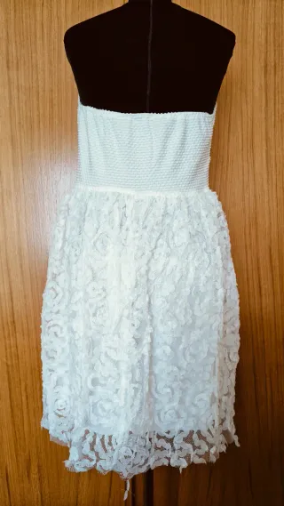 Vestido blanco strapless con encaje