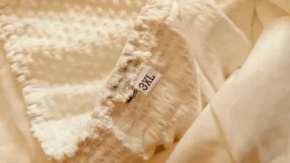 Vestido blanco strapless con encaje