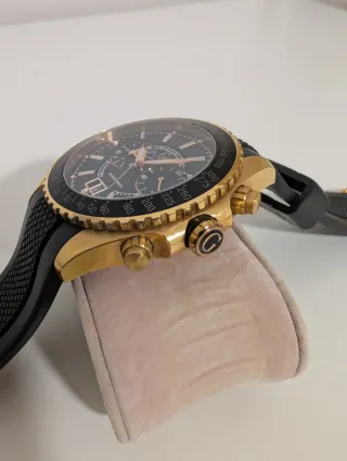 Reloj Guess Collection Chronograph Negro/Dorado