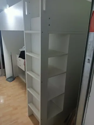 Cama alta de madera blanca con escritorio abajo