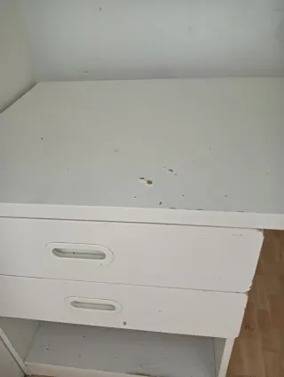 Cama alta de madera blanca con escritorio abajo