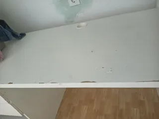 Cama alta de madera blanca con escritorio abajo