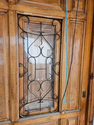 Puerta madera maciza con reja forja