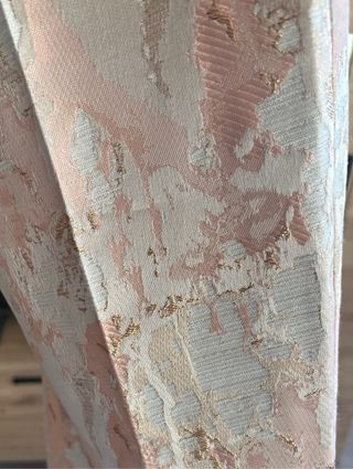 Pantalón de pinzas estampado rosa y dorado