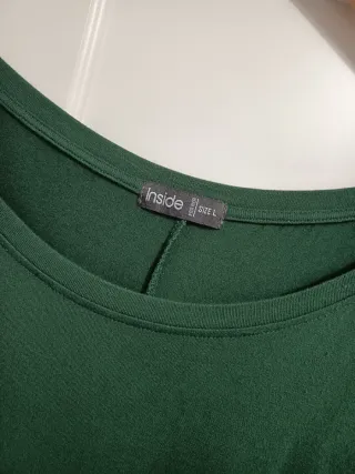 Blusa verde con mangas efecto piel.