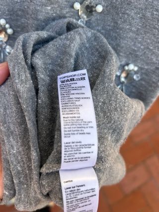 Camiseta Topshop gris con perlas