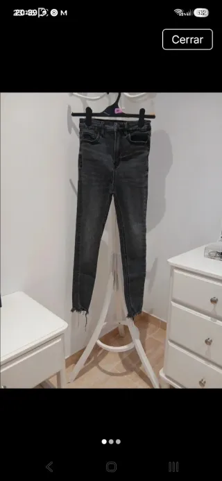 Pantalón pitillo Stradivarius gris