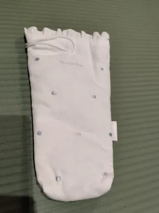 Porta biberón blanco con topitos