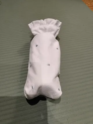 Porta biberón blanco con topitos