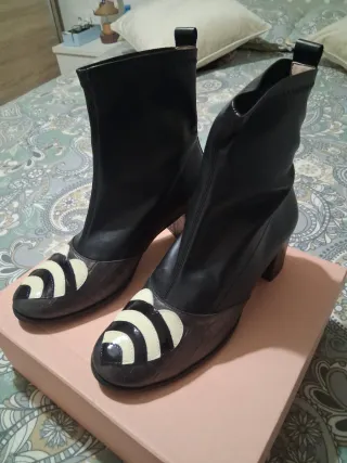 Botas negras, tacon gris,  con corazón