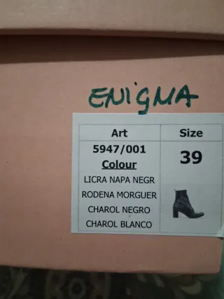 Botas negras, tacon gris,  con corazón