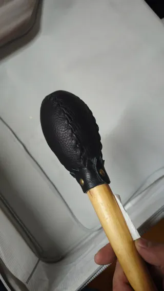 Maza de bombo de cuero y madera nueva.