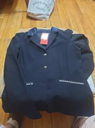 Americana azul marino con etiqueta