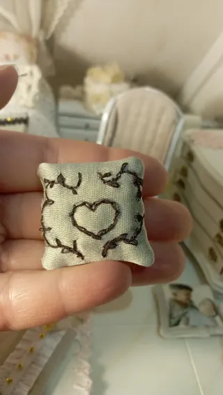 Cuscino Miniatura 1:12 Raso Grigio Ricamato a Mano