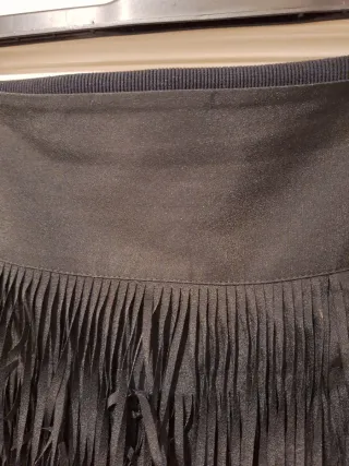 Falda negra con flecos