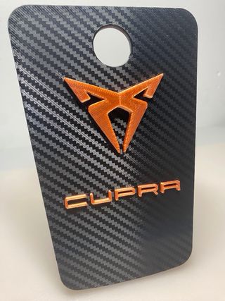 Tapa posavasos CUPRA con efecto fibra carbono