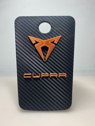 Tapa posavasos CUPRA con efecto fibra carbono