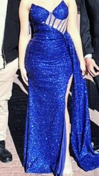 Vestido largo azul brillante con abertura