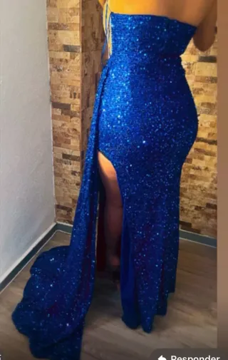 Vestido largo azul brillante con abertura