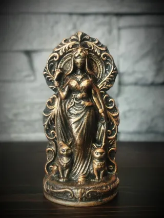 Statua Dea Fortuna con Gatti